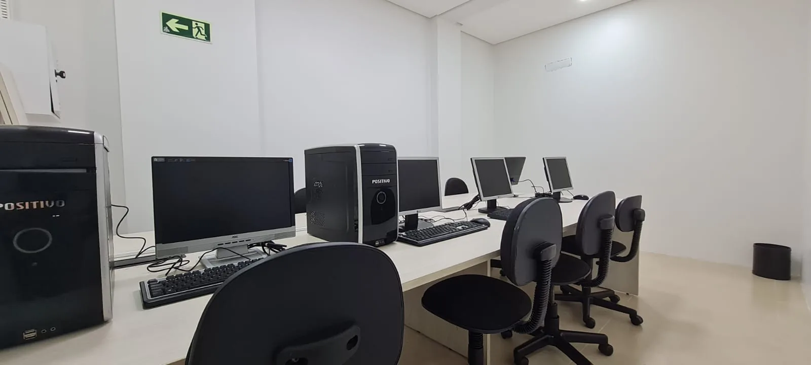 Laboratório de informática do Polo Toledo com computadores disponíveis