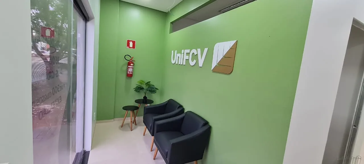 Recepção do Polo Toledo com parede verde e identificação da instituição