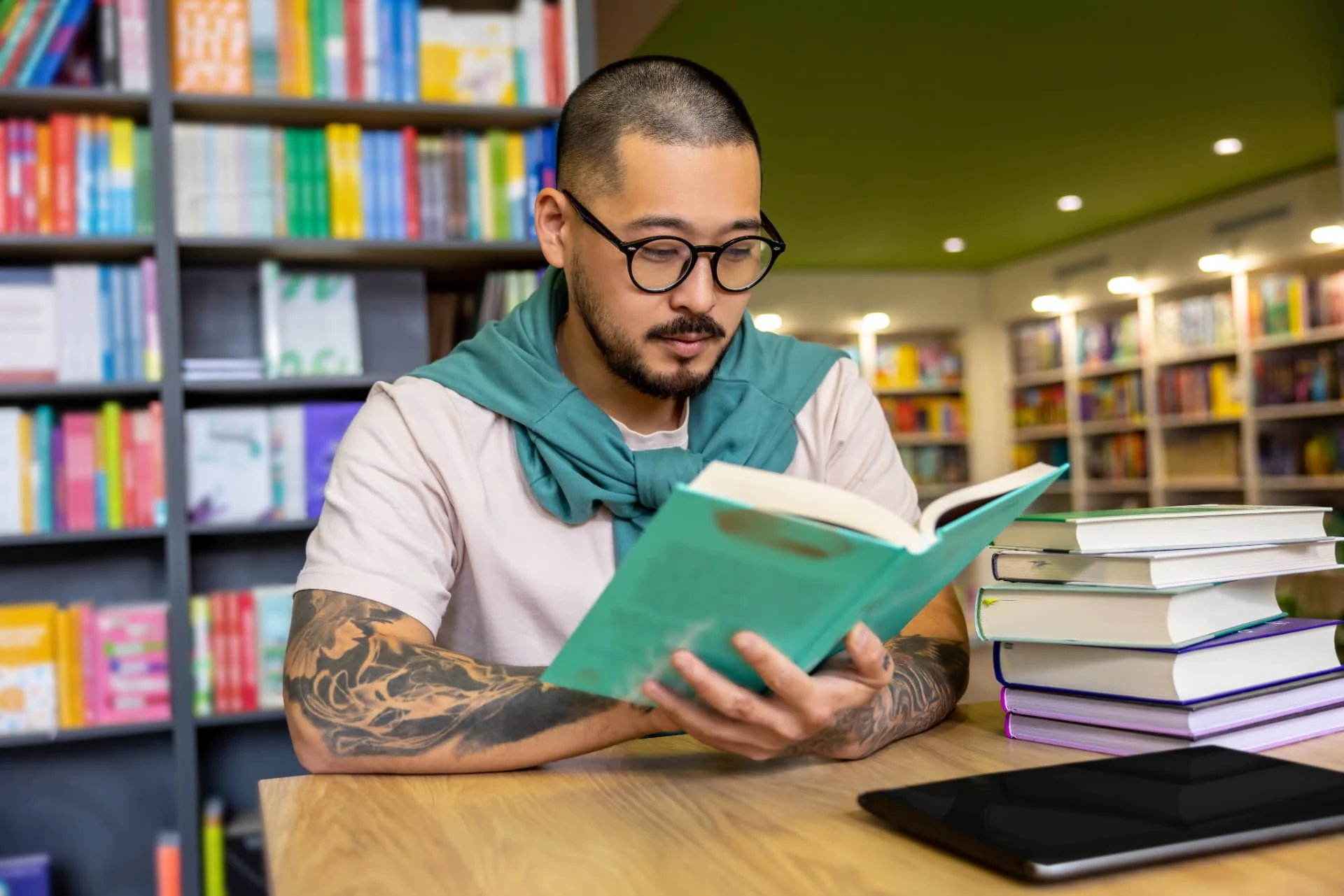 Estudante se preparando para conquistar uma formação pela internet